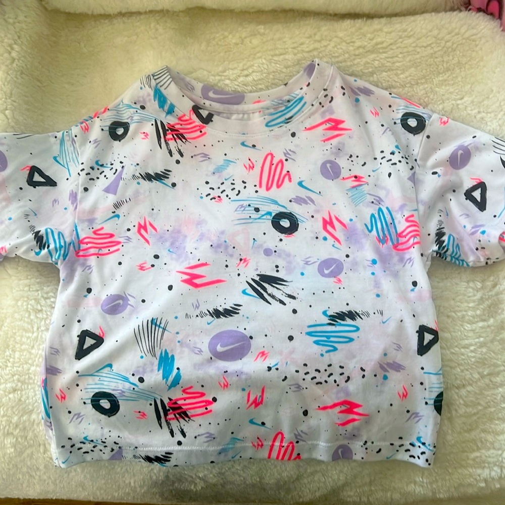 NIKE Girls Graphic Sport Tee - Size Small (8-10 Years)